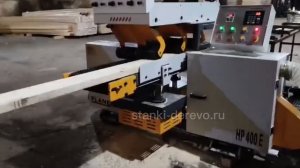 Ленточно делительный станок делит толстую доску доску из хвойных пород дерева на производстве
