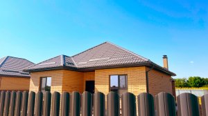 Новый кирпичный дом с террасой — отличное место для семейных вечеров