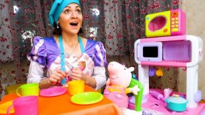 Видео шоу Готовлю игрушкам - Готовим вкусняшки вместе для детей! Веселые игры Play Doh