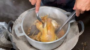 Дома небольшая компания на столе так много еды вкусно вкусно.