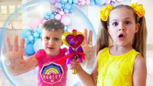 Диана играет с волшебной палочкой-расчёской