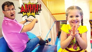 Диана и Рома с папой играют на детской площадке