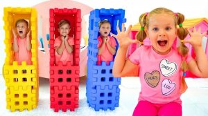 Диана и Рома играют с конструктором