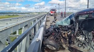 Легковушка "всмятку" в лобовом ДТП с грузовиков в Хабаровске. Пострадал ребенок