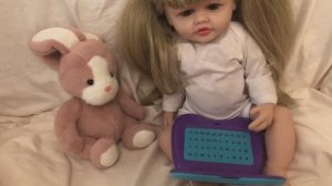 РЕБОРН МИЛАНА УЧИТ БУКВЫ НА НОУТБУКЕ