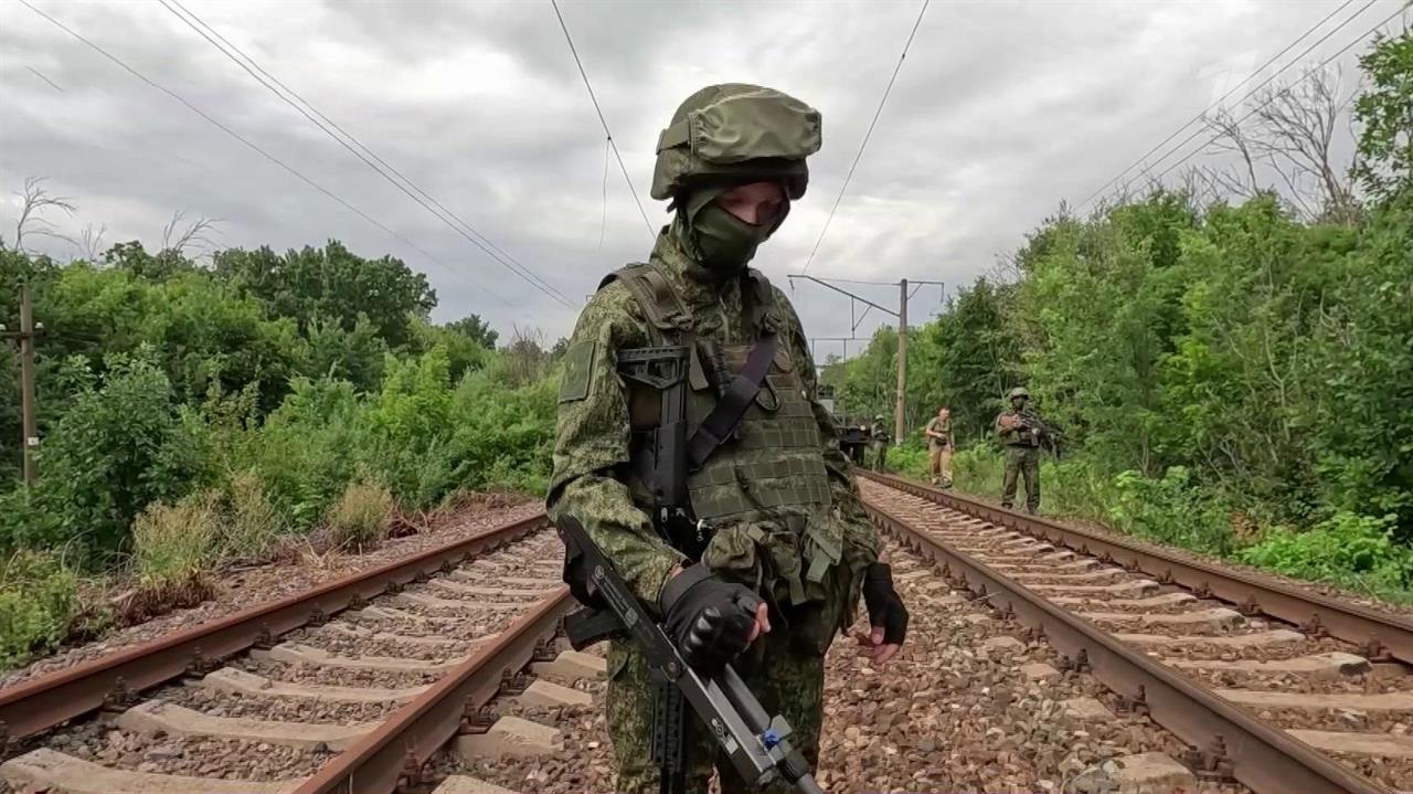 В ЛНР военнослужащие железнодорожных войск восстанавливают поврежденные участки полотна