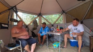 ЭТОТ ДИКАРЬ НЕ ДАЛ МНЕ ДАЖЕ ШАНСА. КАК МЫ ЖИВЁМ В ШАТРЕ!? МАССОВЫЙ ЗАКОРМ, ЖАРЕНЫЙ САЗАН НА УЖИН Ч.3