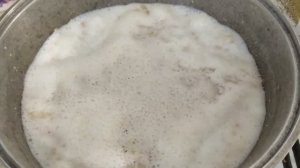 Жидкая овсяная каша на молоке.