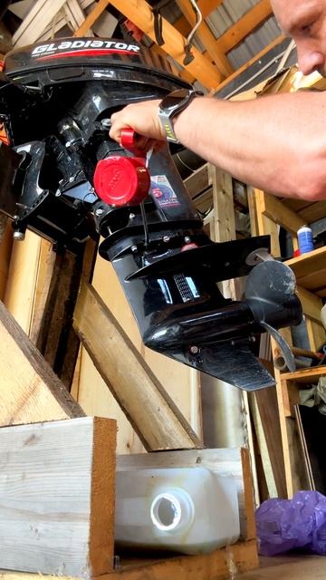 Так не надо менять масло в редукторе лодочного мотора!! смотреть онлайн