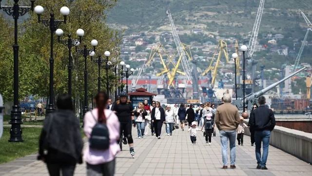 Жителям Новороссийска запретили прогулки по набережной. смотреть онлайн