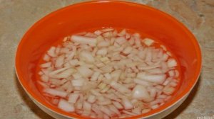 Французский салат с яблоком и маринованным луком