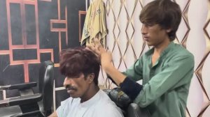 Молодой уличный индийский парикмахер делает изумительный массаж головы для хорошего сна