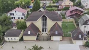 Продается коттедж 600 м2 в географическом центре Нижнего Новгорода рядом с рекой.