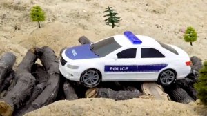 Полицейская машина гоняется за автомобилем по песку | Забавная игрушечная машинка с динозавром