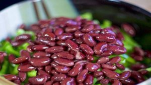 Cалат с крабовыми палочками и фасолью