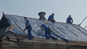 Югорчане перекрыли крышу жительнице Курахово