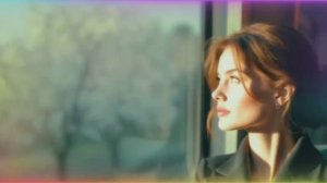 Она сидела у окна