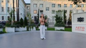 В синем море белой пене из советского мультфильма поёт Надирова Алиса