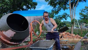 Фундамент под баньку заливаем.
