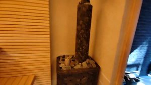 Нестандартная парилка из липы с подвесным потолком