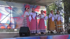 Он меня на дому запирает!!!