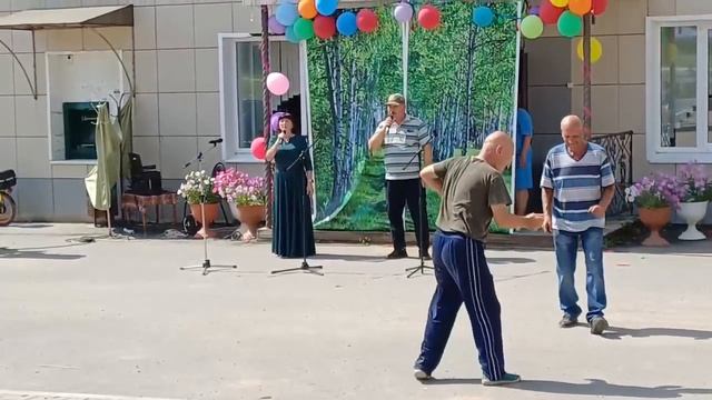 Выступает дуэт Валентины Вихаревой и Владимира Кондакова. смотреть онлайн