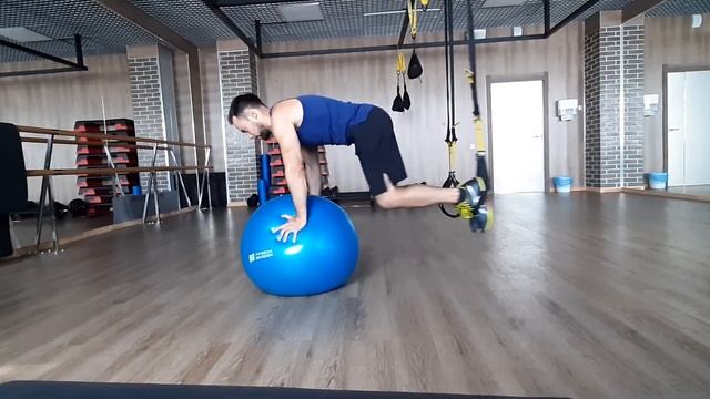 TRX атомные отжимания на фитболе