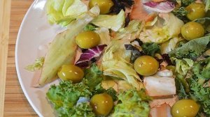 Итальянский салат с курицей под горчичной заправкой