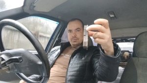 на машине на автомобиле при нажатии тормоза начинает скребсти передних колёсах