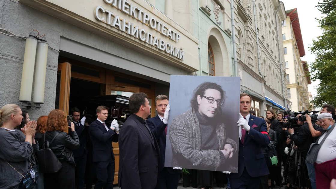 Режиссера Бориса Юхананова похоронили на Троекуровском кладбище