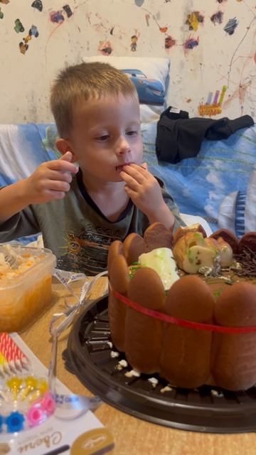 Володя 4 года ест торт смотреть онлайн