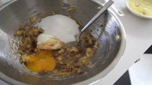 Банановые маффины с финиками и семечками