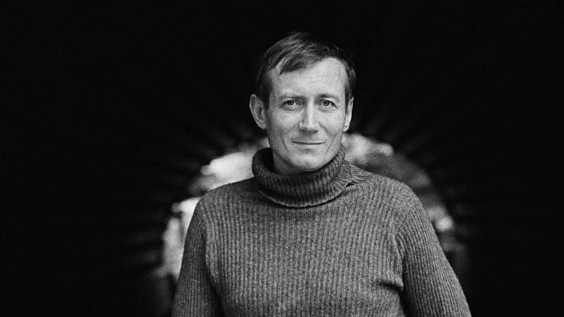 Евгений Евтушенко - Качался старый дом (читает Наташа Корнеева) смотреть онлайн