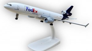 Модель грузового самолета McDonnell Douglas MD-11 FedEx - 21 см (с шасси)