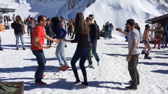 Веселая дискотека на высоте 2200 метров над уровнем моря.