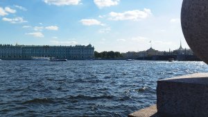 Стрелка Васильевского острова. Виды на Дворцовую набережную и Петропавловскую крепость.