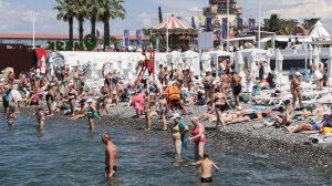 Жара в Баку. Жители и гости азербайджанской столицы ищут спасения у моря