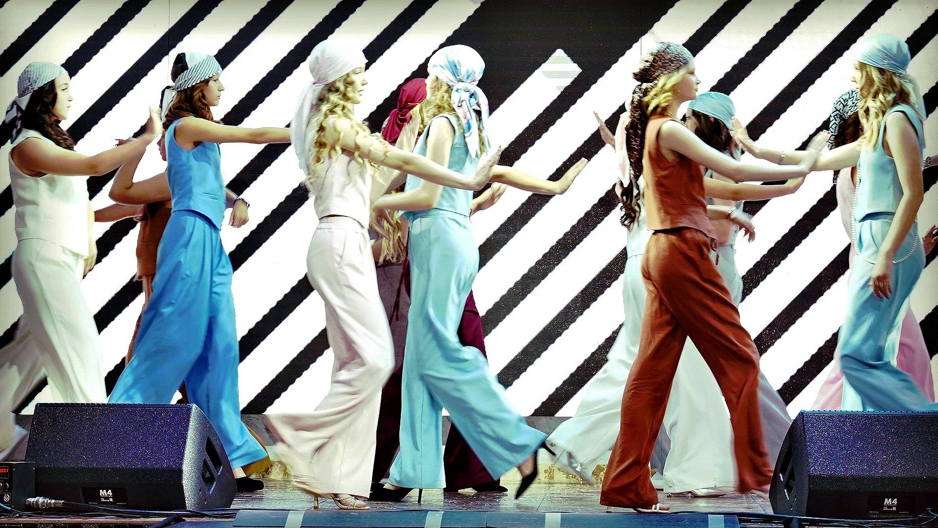 ПОДИУМ ТАНЦУЮЩИХ МОДЕЛЕЙ  1000планет