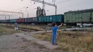 Поезда. Встречаем грузовой поезд