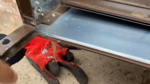 Снятие - замена пластиковых направляющих на ролл ставнях.