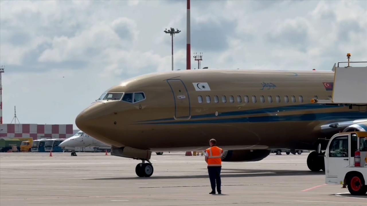 Король Малайзии на золотом самолете прилетел в Казань и попробовал чак-чак