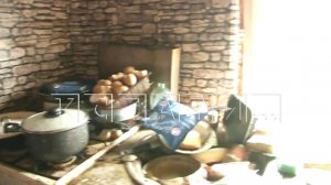 Истощенных детей 3,5 лет и 7 месяцев, семейная пара, подозреваемая в мошенничестве, растила в мусоре