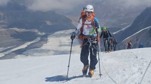 Группа Клуба 8000 "Старый бакс" на переходе  из 1-го во 2-й лагерь (5300 м) на склонах пика Ленина