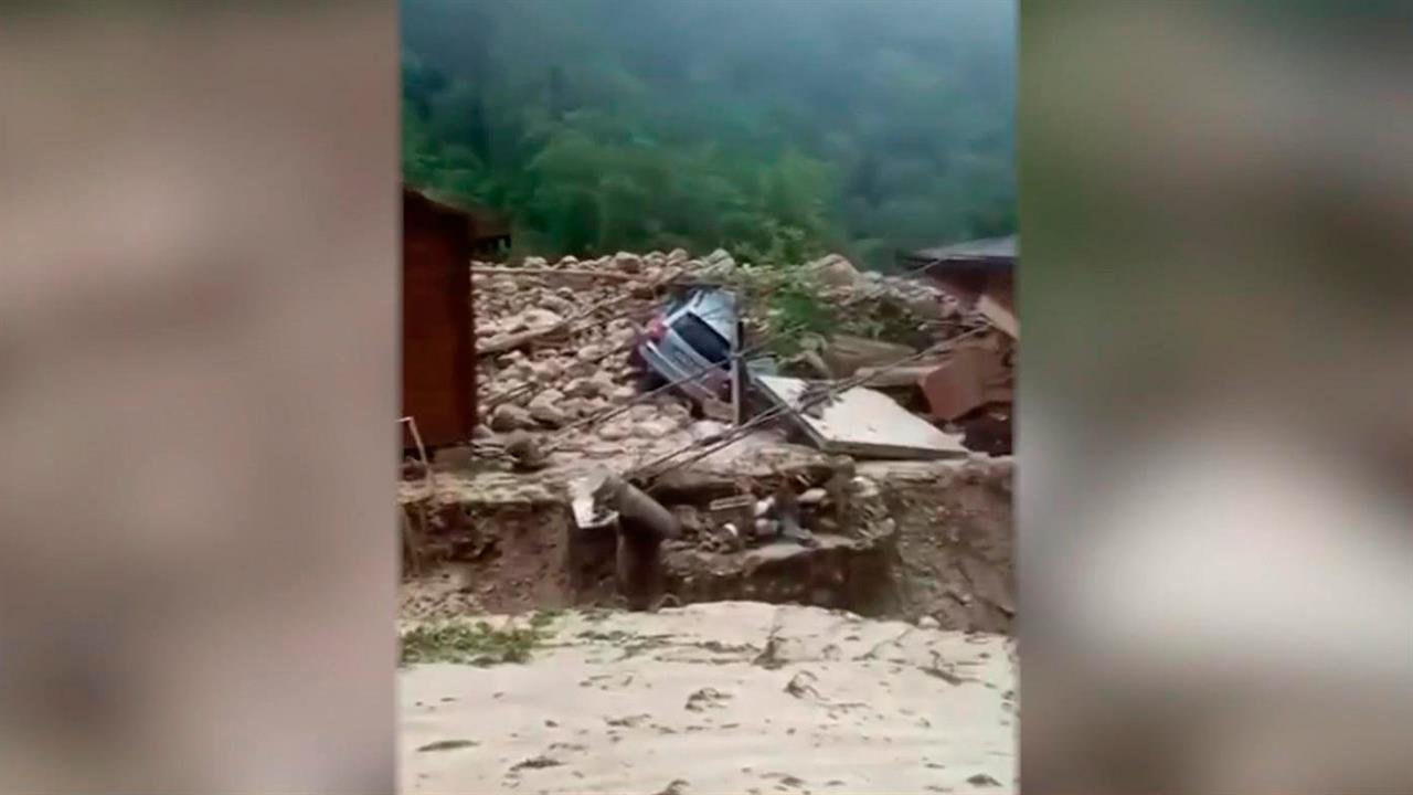 Потоп и фонтаны из-под земли: появились кадры последствий непогоды в Сочи