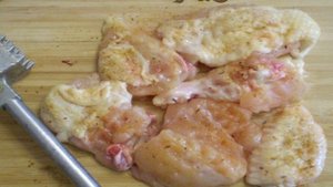 Жареная курица кусочками на сковороде