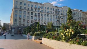 🌸 Русские красавицы на улицах летней Москвы — модная прогулка по столице в разгар жары! 💃✨