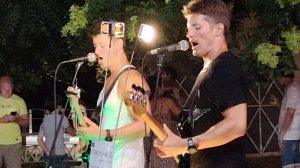 Выбираем сувениры, встретили уличных музыкантов в Лазаревском 🎤🎶🎸