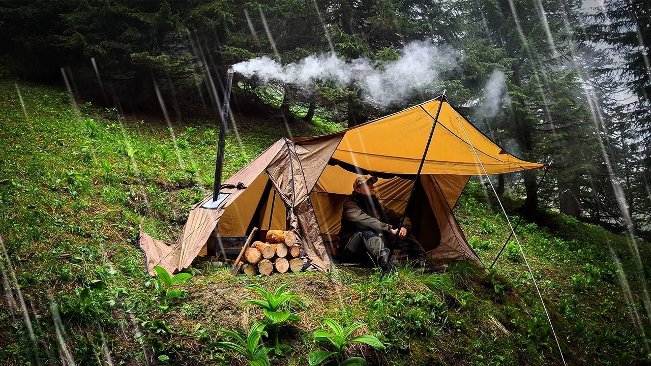 Жаркий поход в палатке под проливным дождем | Одиночный Бушкрафт смотреть онлайн