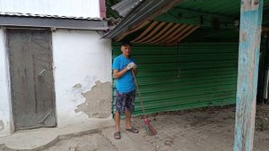 Родители приехали к нам и навели порядок в саду. Наши планы поменялись. Дом привели в порядок.