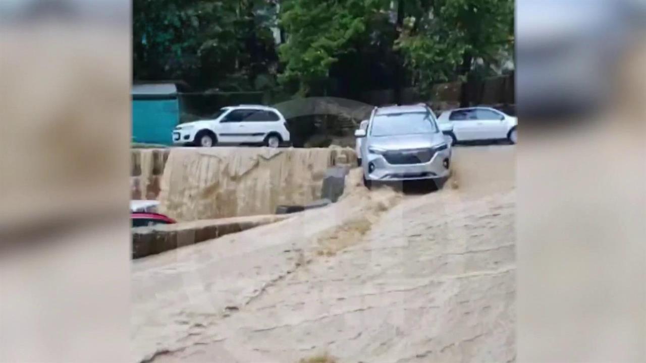 В Абхазии закрыли дорогу на популярное среди туристов высокогорное озеро Рица